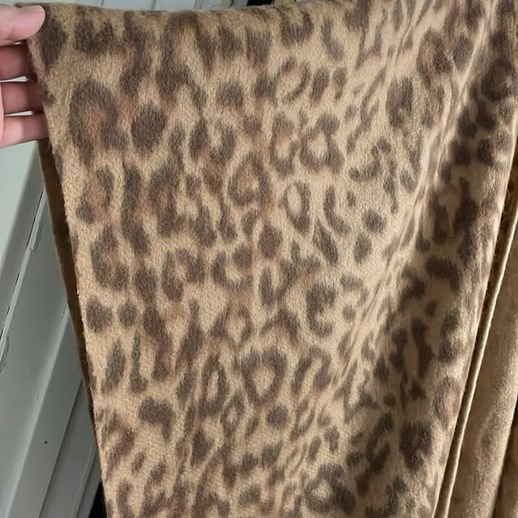 Amicale Pure Lambs Wool Leopard Animal Print Shawl Poncho Fringe - Picture 3 of 7